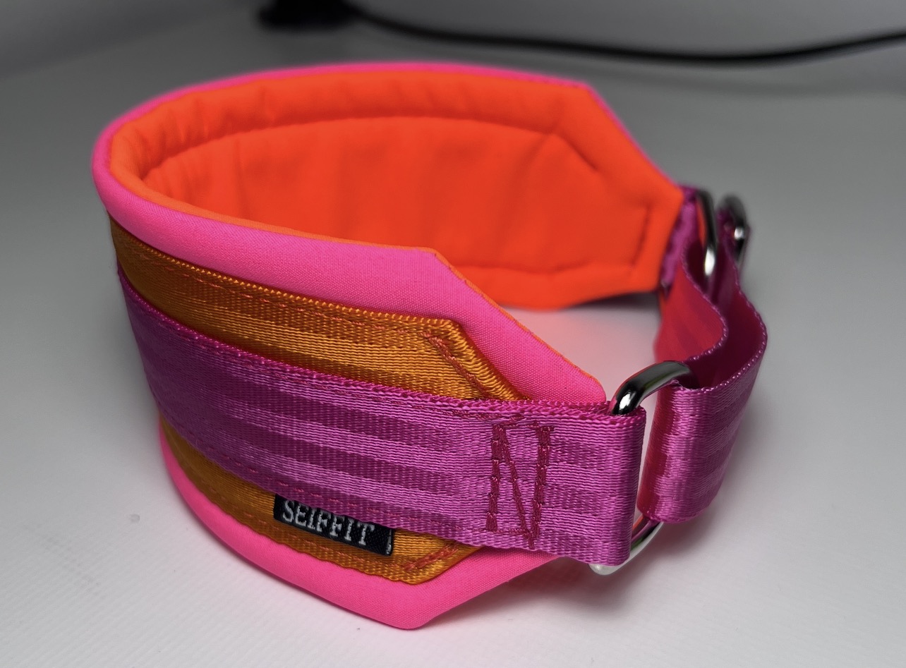 Leveä vinttarityyppinen puolikurrapanta. Pannan runkoremmi 25mm, pohjaremmi 5cm. Pehmusteen leveys 6,5cm.