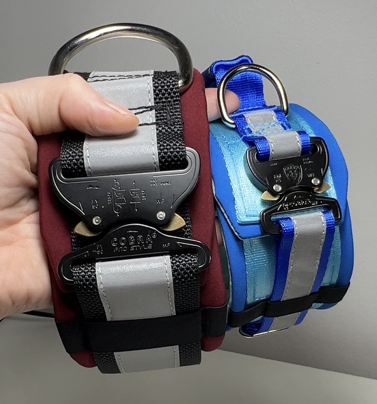 Vasemmalla pannassa musta 50mm runkoremmi, paksu 7 cm leveä pehmuste ja Cobra Pro lukko. Oikealla sininen 25mm runkoremmi, vaaleansininen 50mm leveä pohjaremmi ja Cobra FM lukko. 