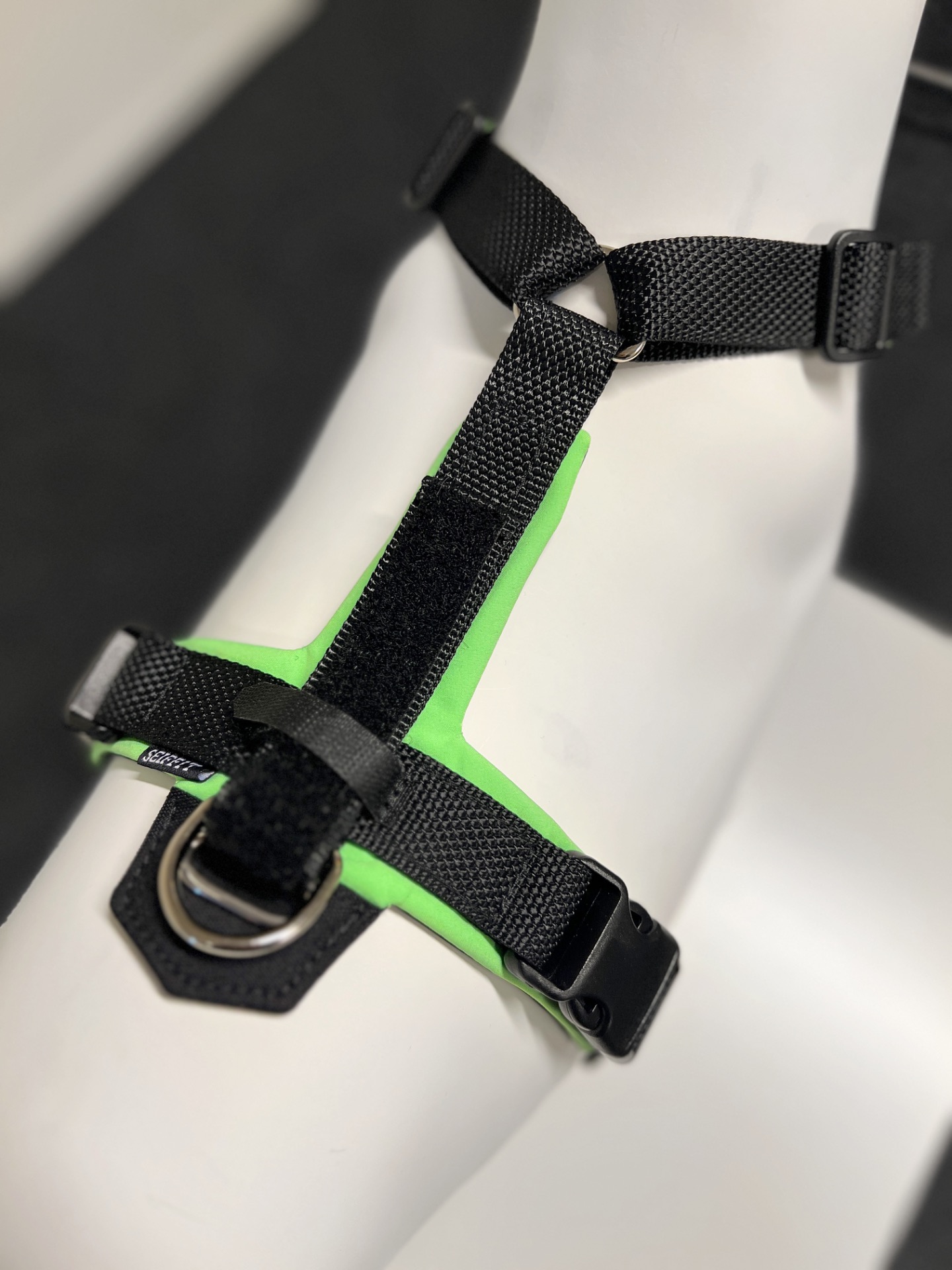 Sovitusvaljaiden selkä- ja rintakappaleen pituussäätö toimii tarralla. Paina tarra erityisen hyvin käännöskohdasta metallirenkaan kohdalta kiinni, jotta valjaat pysyy mahdollisimman hyvin mallissaan.