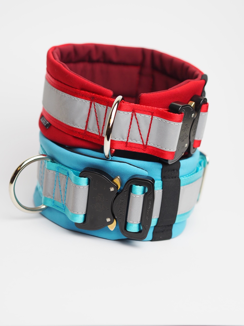 Punaisessa pannassa vinttarimallinen pehmuste, vaaleansinisessä ympärivuorattu malli.